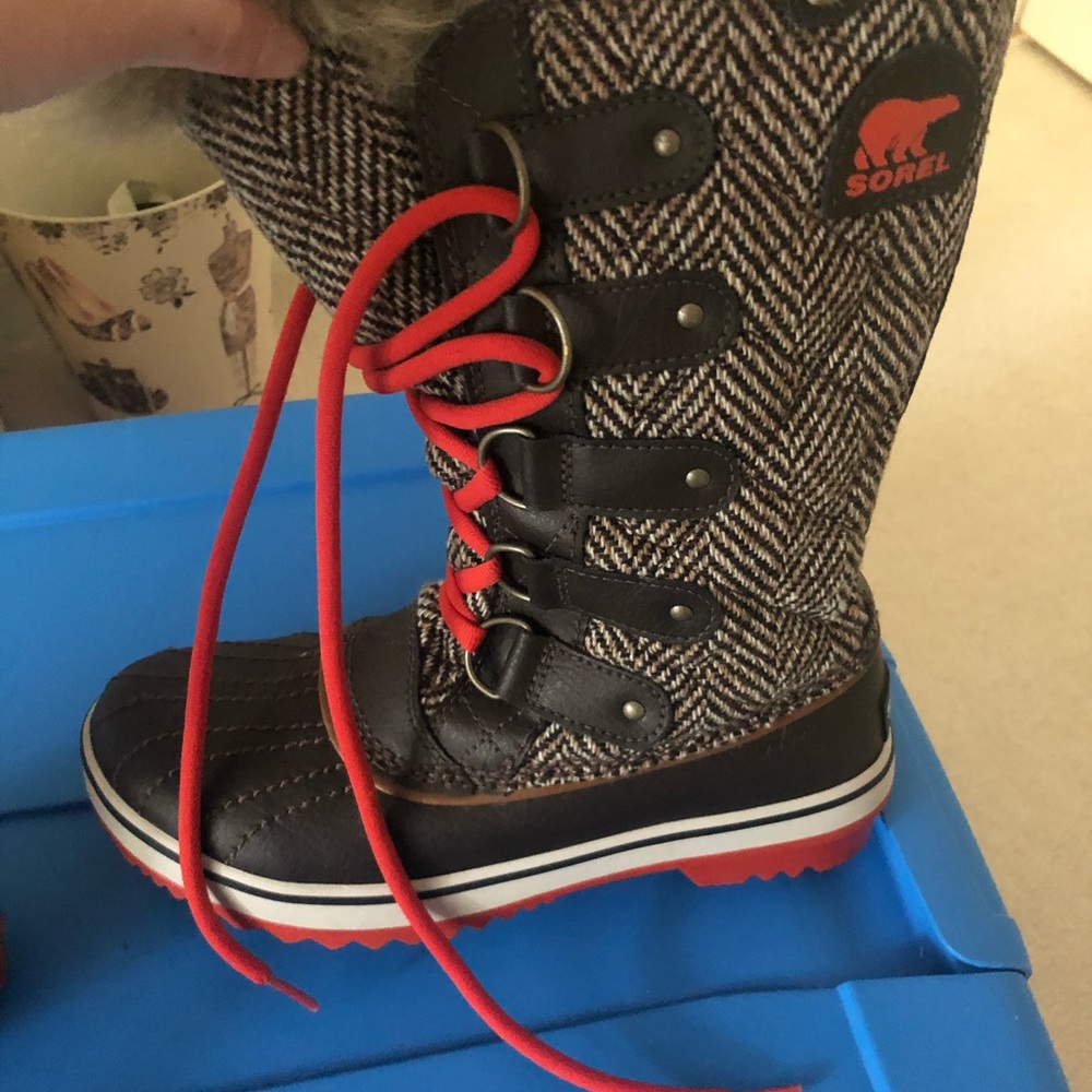 Sorel Tofino Chevron fur boots like new size 6